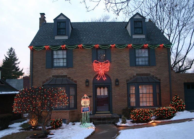 Home with a red bow and garland along the roofline